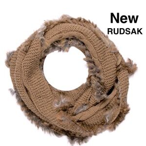 New Rudsak Authentic Rabbit Fur & Knit
Infinity Scarf neutral without tags⭐️⭐️⭐️